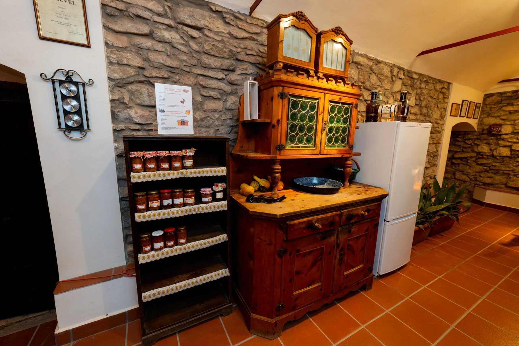Historischer Kellerbereich der Tabódy Villa mit antikem Schrank und Vorratsregal