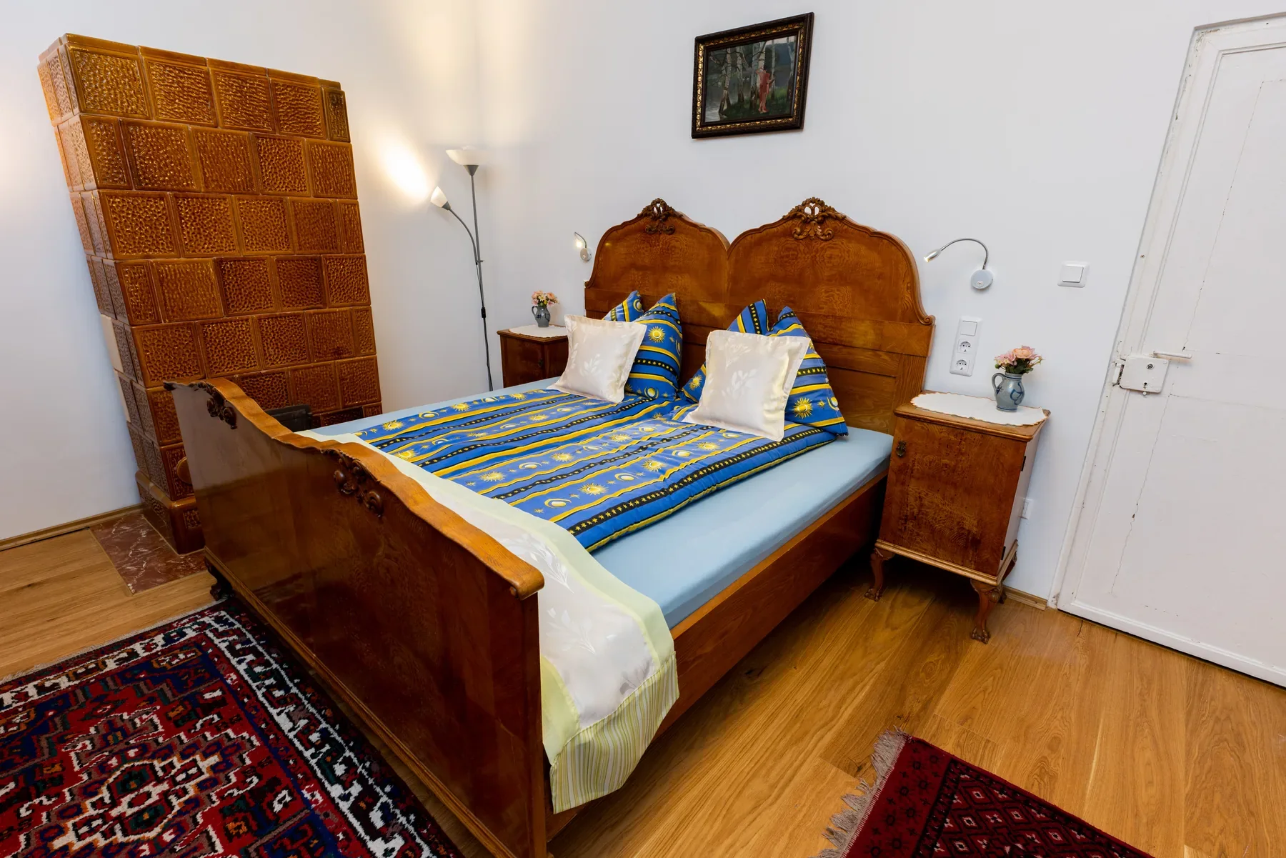 Schlafzimmer im Apartment Classic mit historischem Holzbett