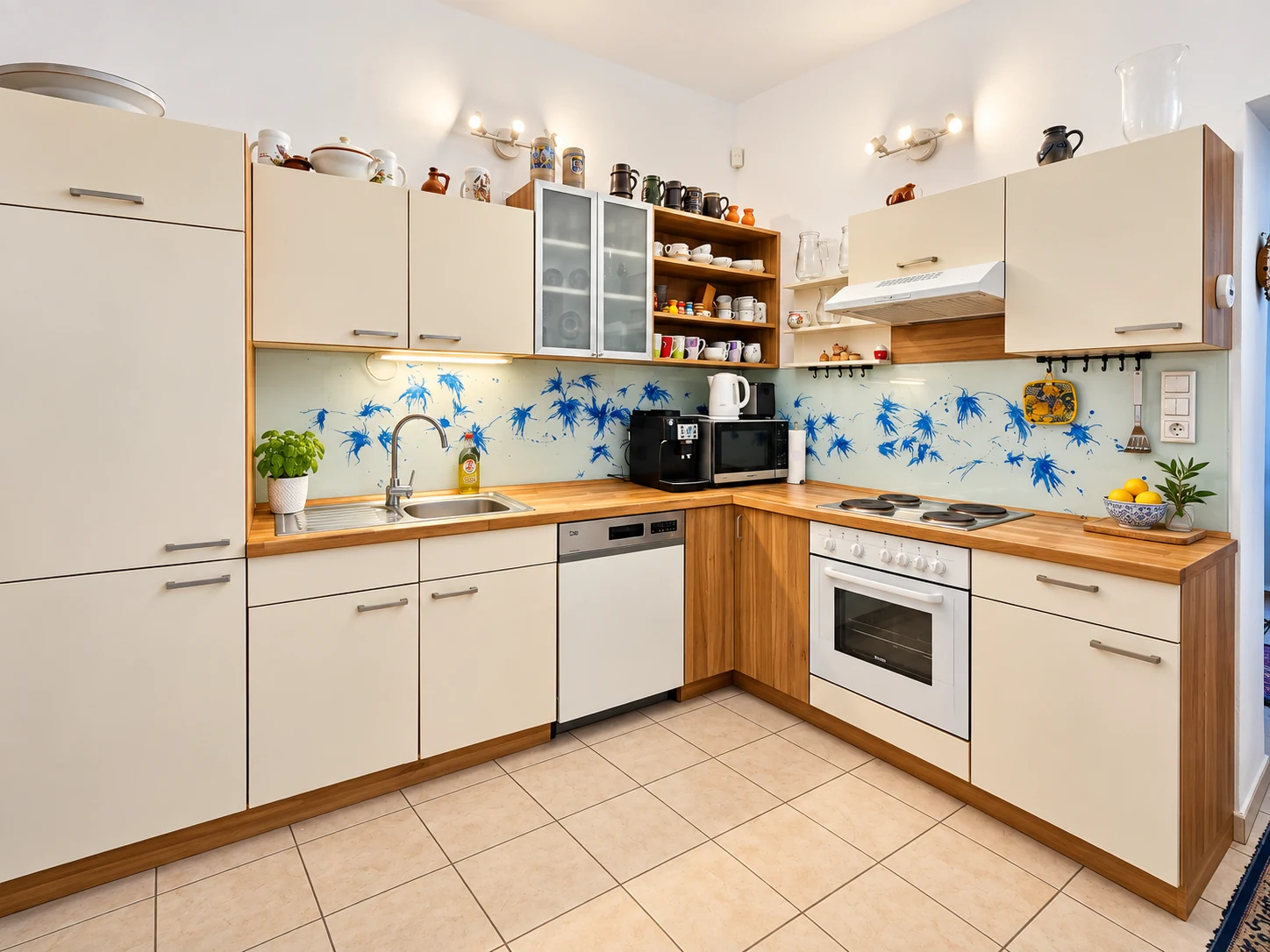 Voll ausgestattete Küche im Apartment Classic mit Arbeitsflächen aus Holz