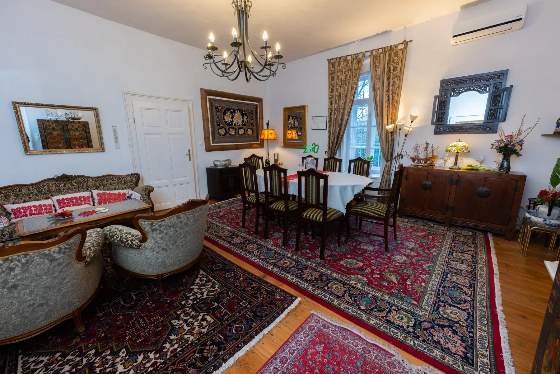 Historischer Wohn- und Essbereich im Apartment Classic mit klassischen Möbeln und Teppichen