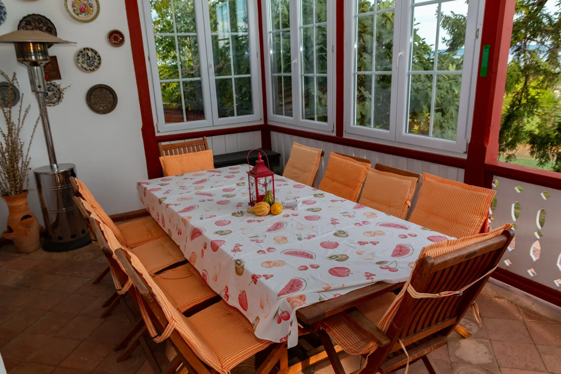 Private Terrasse von Apartment Classic mit großem Esstisch
