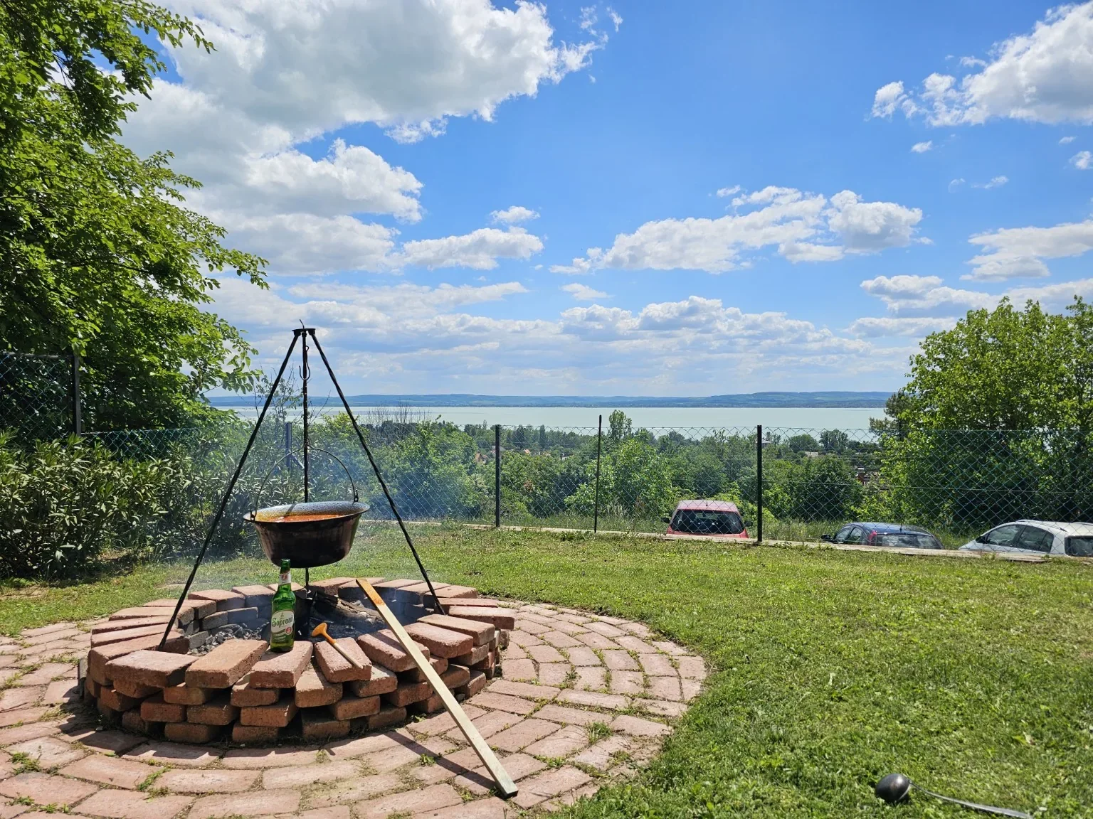 Feuerstelle im Garten der Tabódy Villa mit Blick auf den Balaton