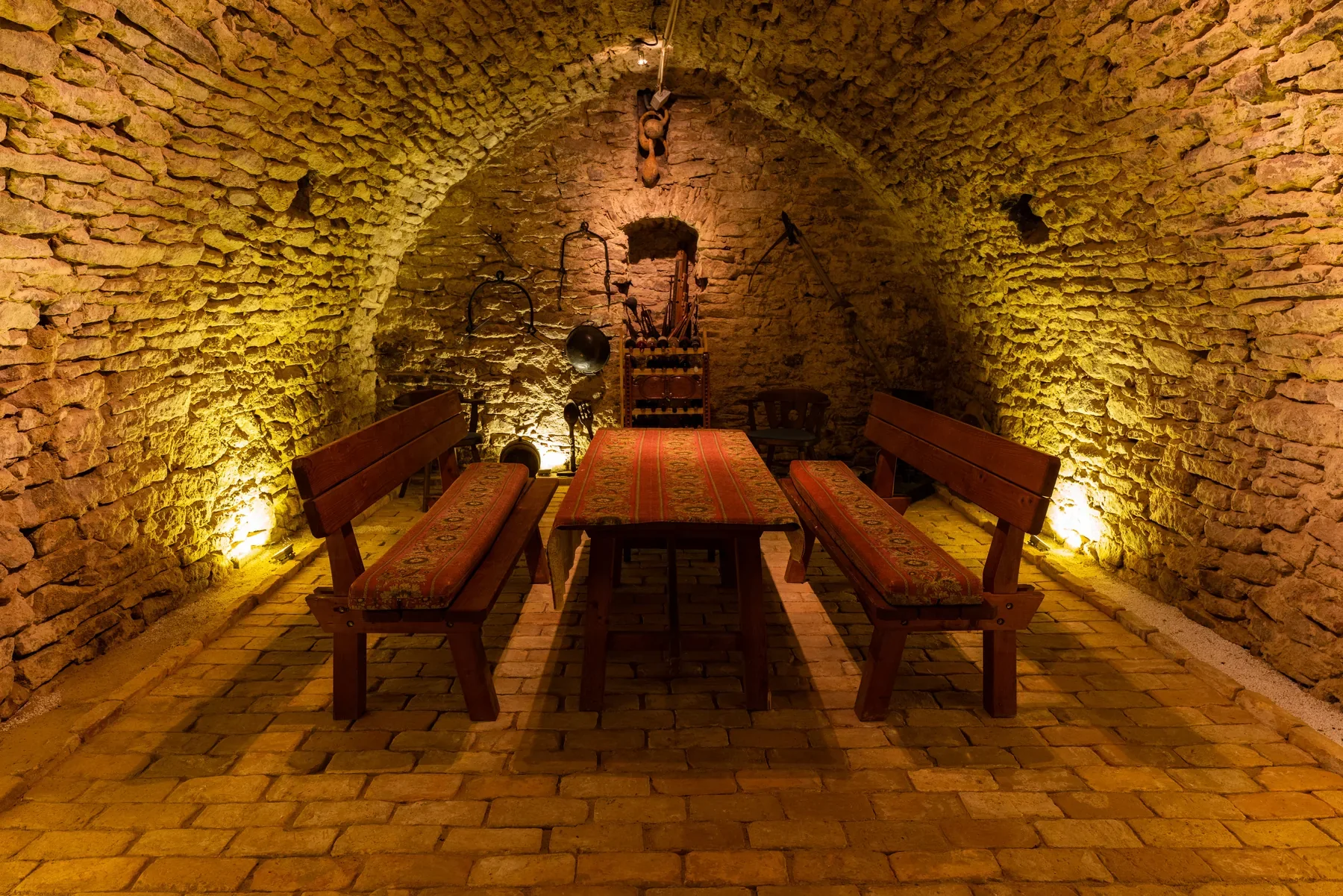 Historischer Gewölbekeller der Tabódy Villa mit langem Tisch und Sitzbänken