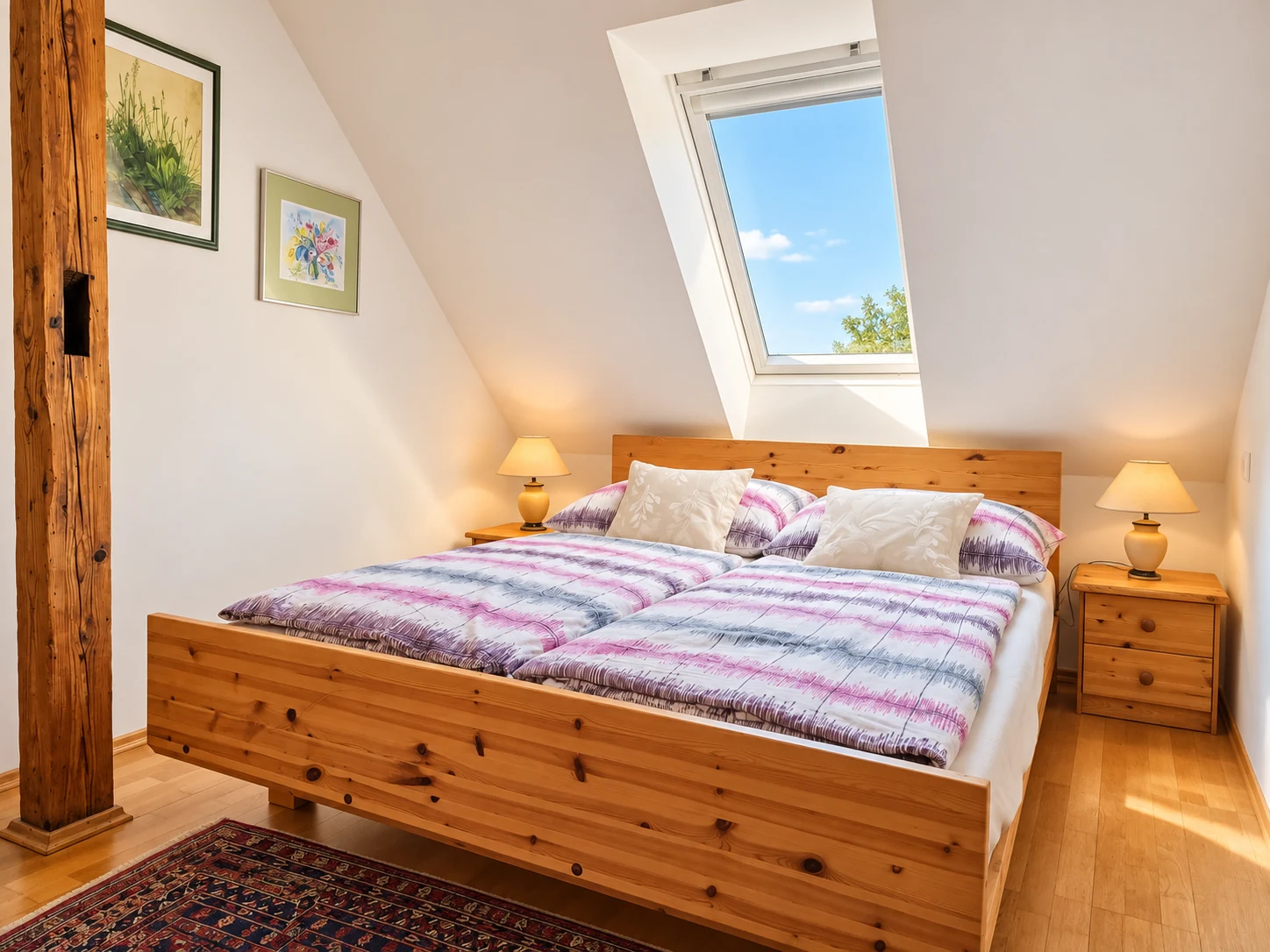 Schlafzimmer 2 im Apartment Modern mit Doppelbett und Dachfenster