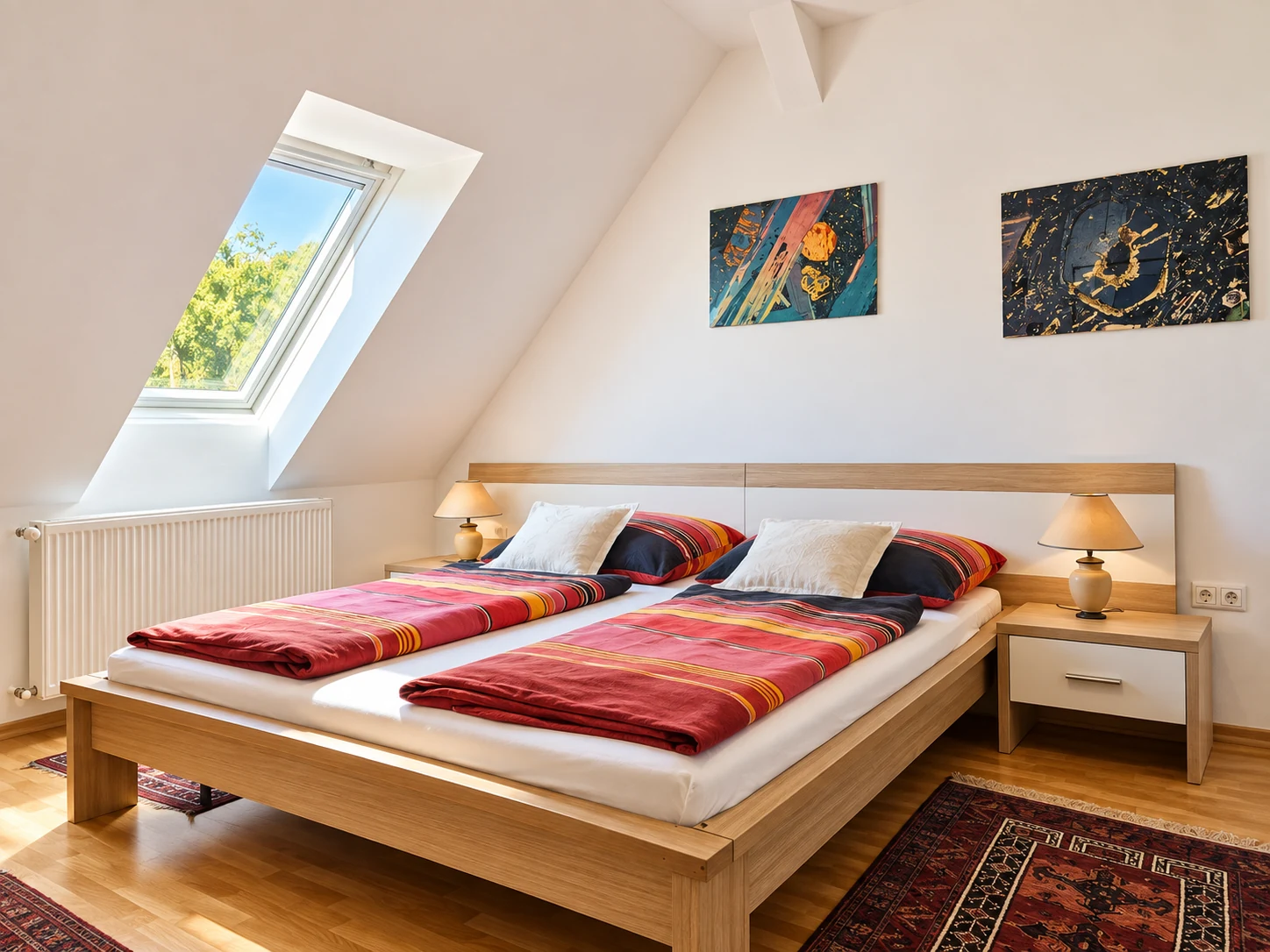 Schlafzimmer 1 im Apartment Modern mit Doppelbett unter dem Dachfenster