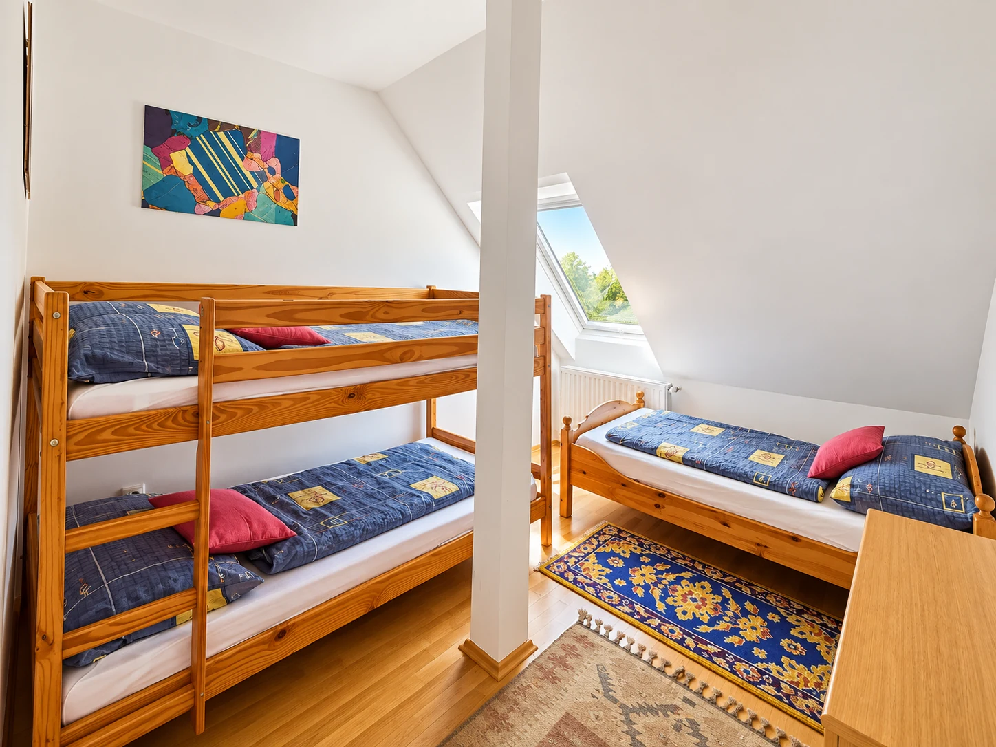Schlafzimmer 3 im Apartment Modern mit Stockbett und Einzelbett