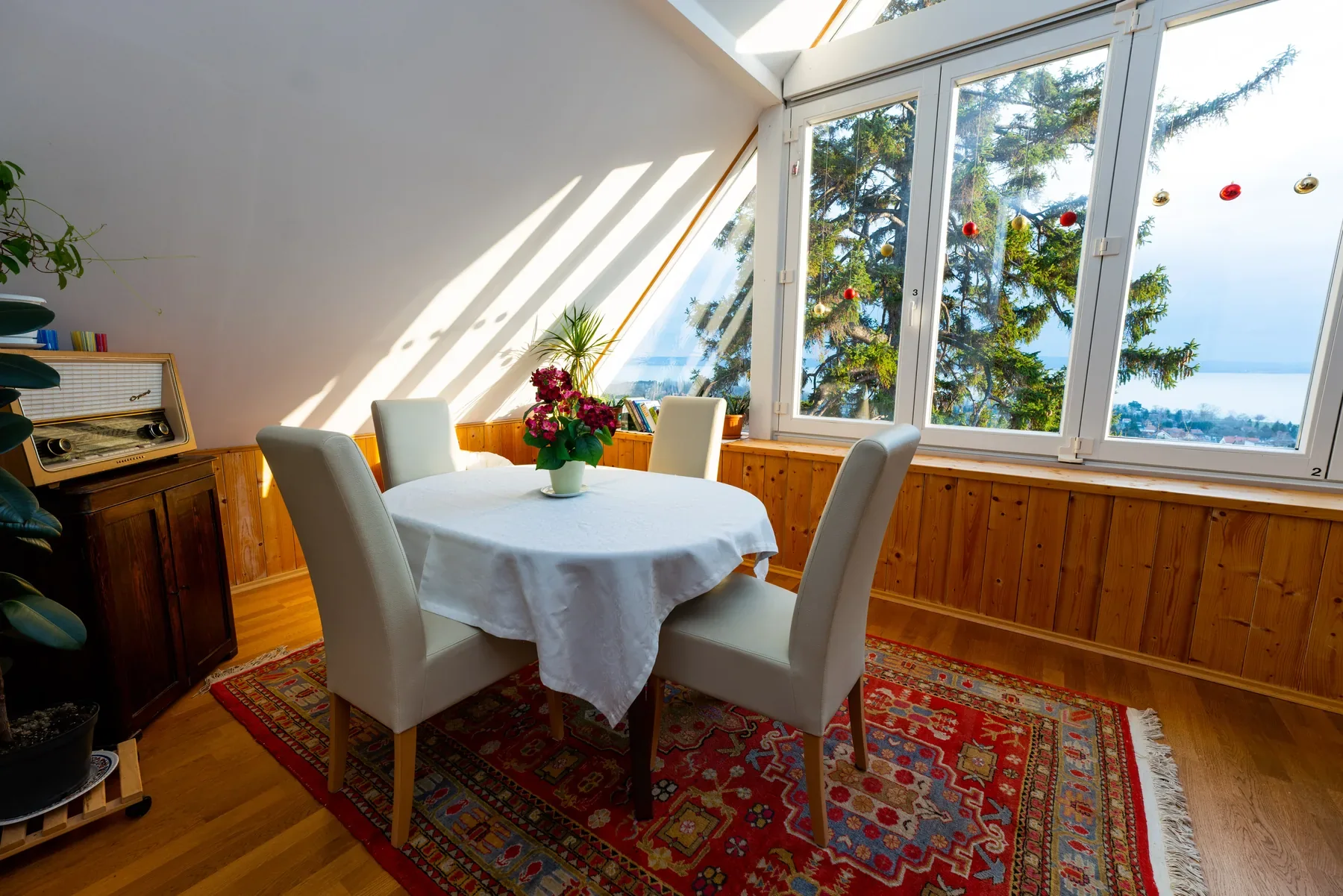 Frühstücksplatz von Apartment Modern mit Blick auf den Balaton