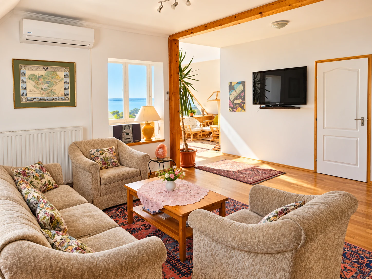 Heller Wohnbereich von Apartment Modern mit Sitzgruppe und Blick auf den Balaton