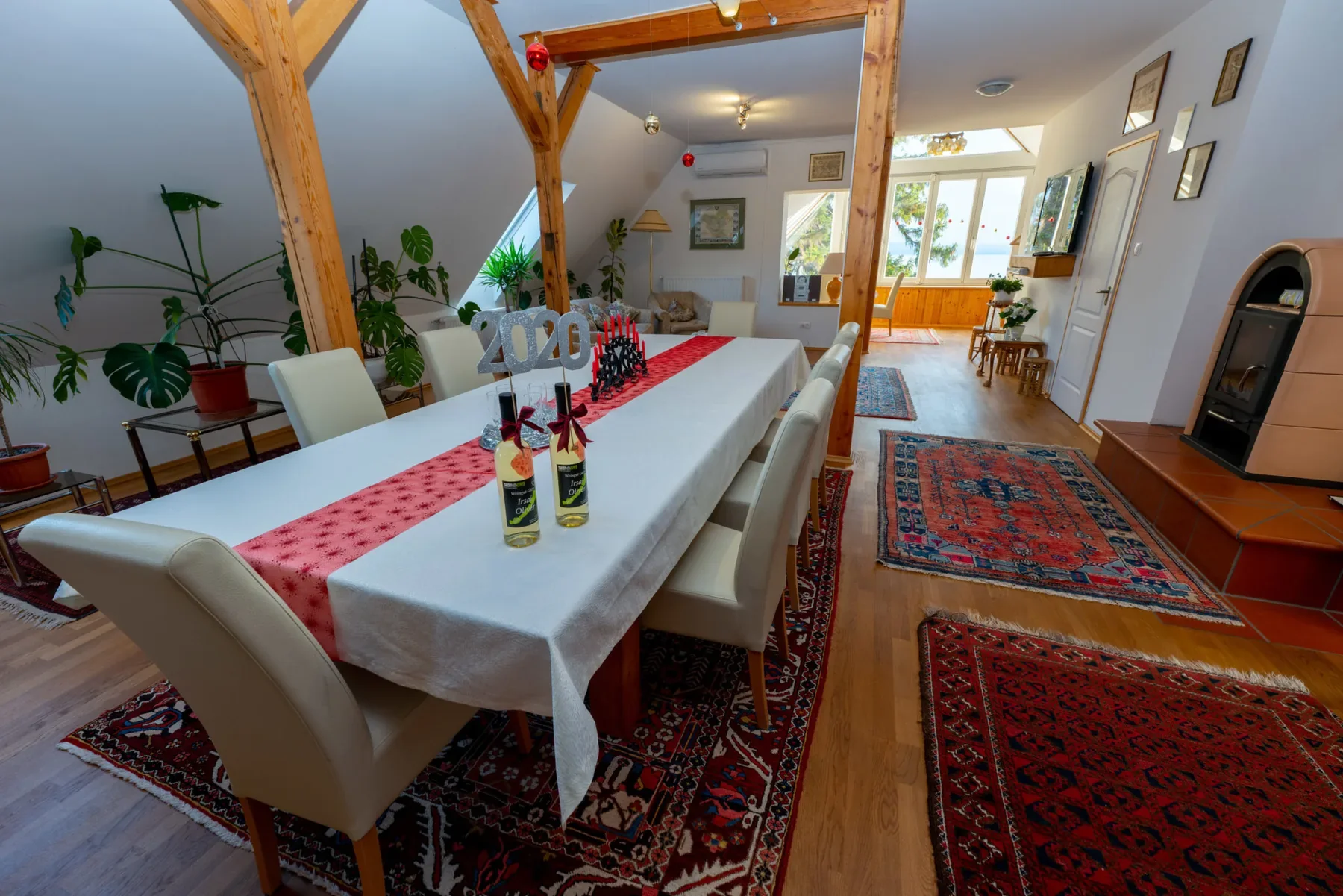 Großer Wohn- und Essbereich im Apartment Modern mit Holzbalken und langem Esstisch