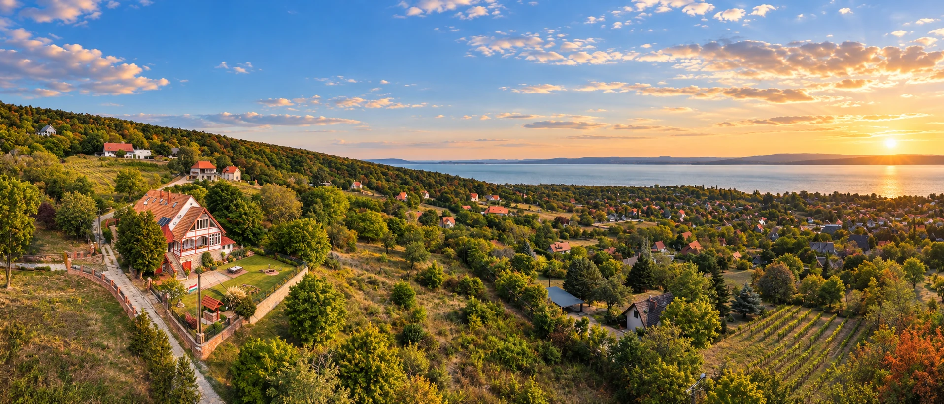 Tabódy Villa in den Weinbergen oberhalb von Révfülöp mit Panoramablick über den Balaton bei Sonnenuntergang