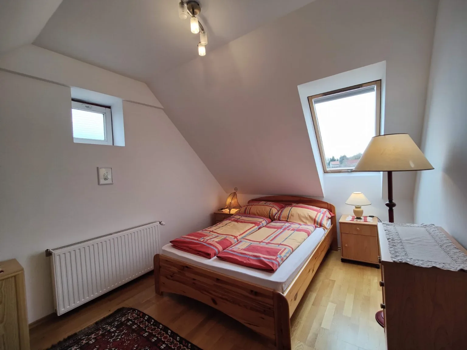 Schlafzimmer im Rooftop mit Doppelbett unter der Dachschräge