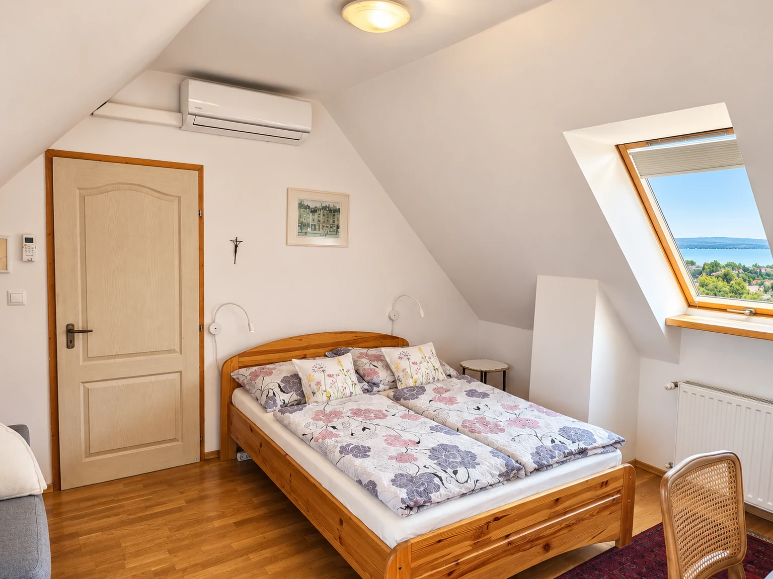 Kombiniertes Wohn- und Schlafzimmer im Rooftop mit Doppelbett und Seeblick