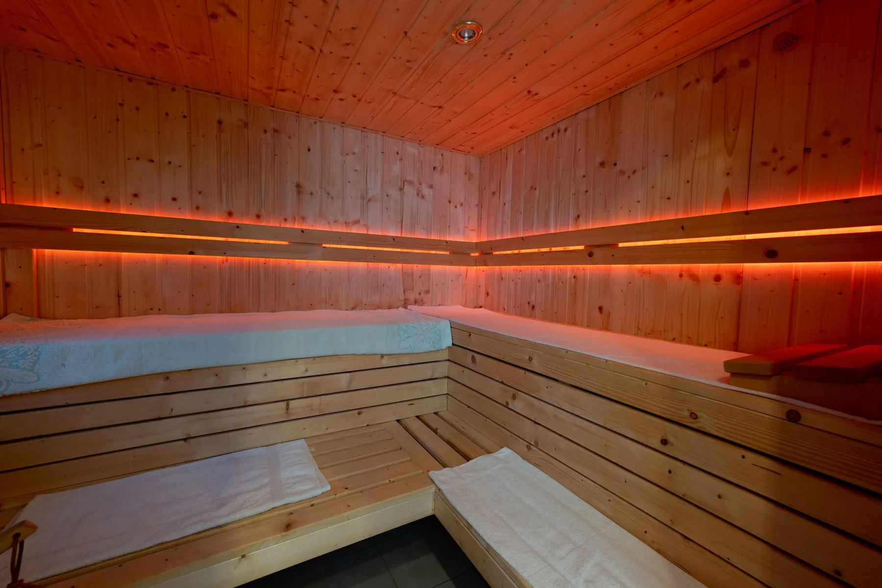 Holzsauna der Tabódy Villa mit umlaufenden Sitzbänken