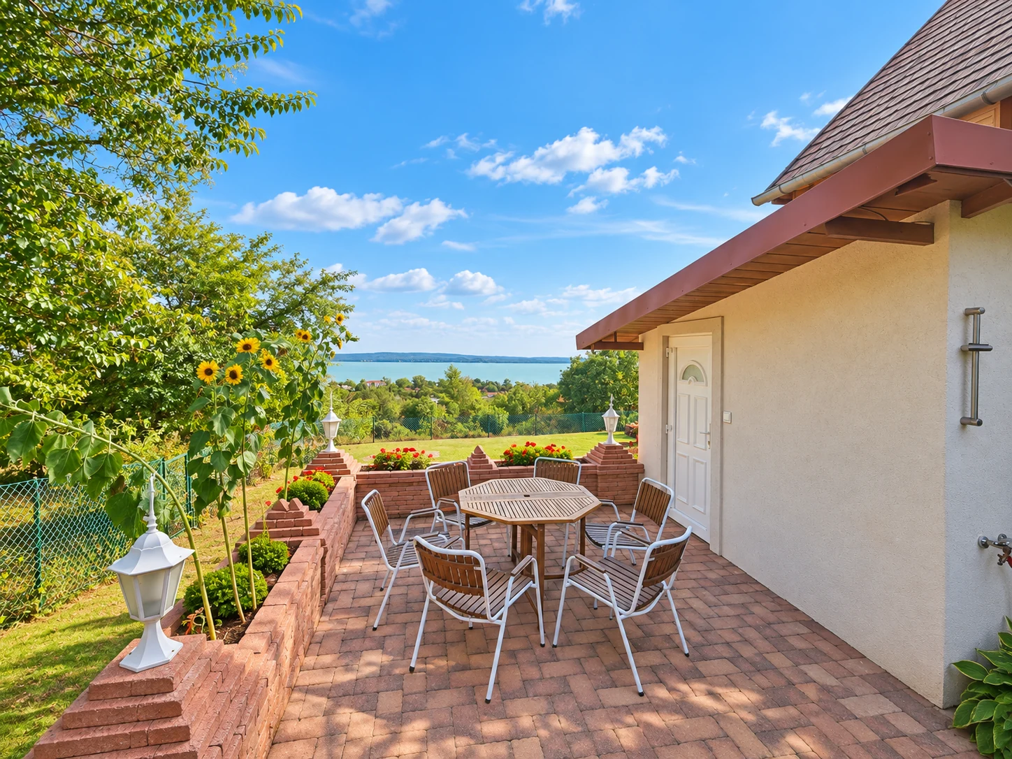 Terrasse vor der Sauna der Tabódy Villa mit Sitzgruppe und Blick auf den Balaton