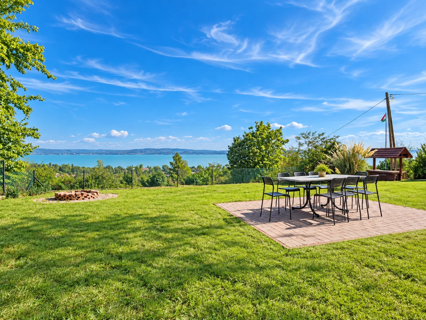 Gemeinsamer Essplatz im Garten der Tabódy Villa mit Blick auf den Balaton